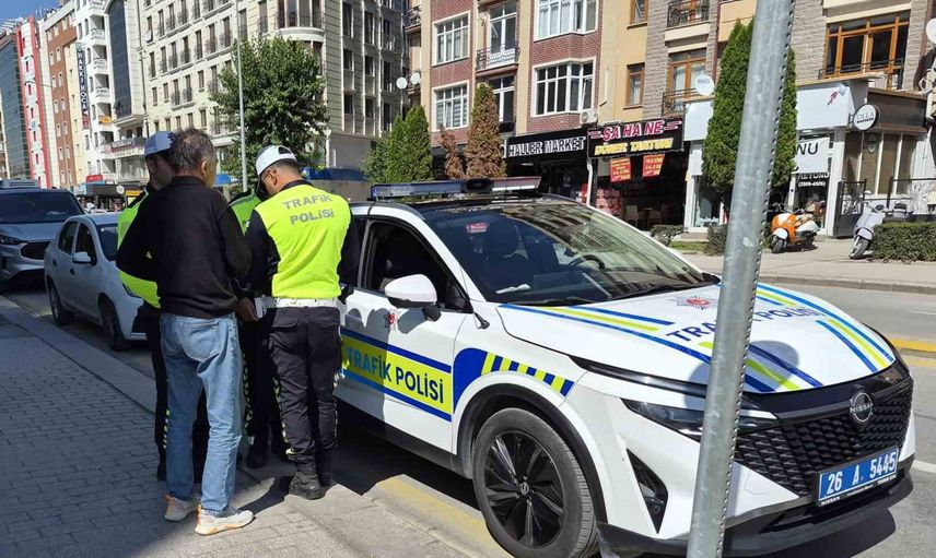Büyükerşen bulvarı'nda çarpışma: motosiklet sürücüsü yaralandı