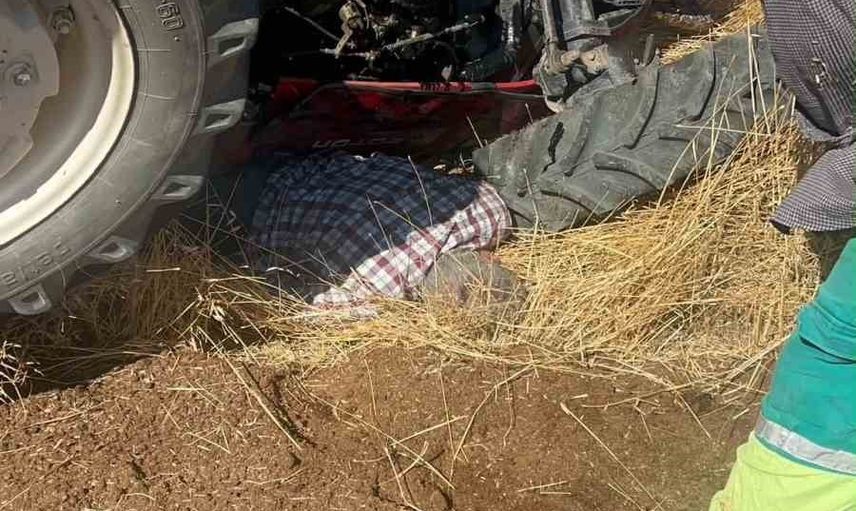 Birecik'te devrilen traktörde sürücü kepçe ve itfaiye yardımıyla kurtarıldı