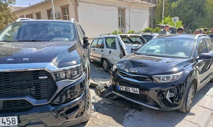 Darende Belediyesi önünde kontrolünü kaybeden araç dört park halindeki araca çarptı