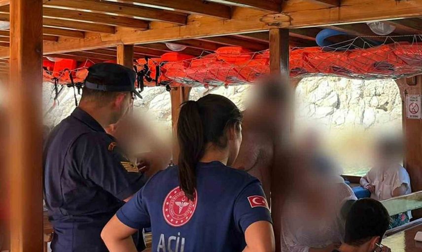 Bodrum açıklarında gezi teknesinde rahatsızlanan yolcu Sahil Güvenlik tarafından kıyıya çıkarıldı