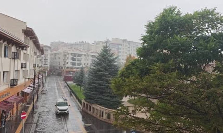 Sivas'ta öğle vaktinde bastıran sağanak günlük akışı sekteye uğrattı