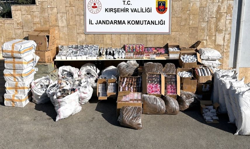 Kırşehir'de tır durduruldu: 12,5 milyon liralık kaçak eşya ele geçirildi