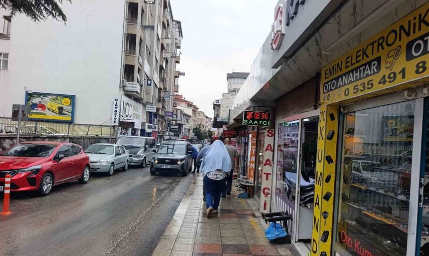 Afyonkarahisar yağmura hazırlanırken günlük yaşam priztinde değişti