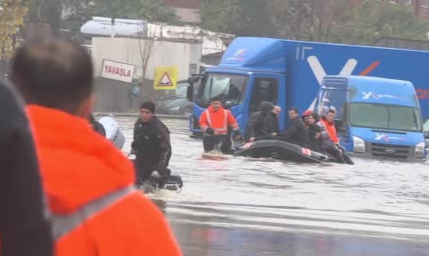 Ayazağa'da su baskını iş yerlerinde mahsur kalanları iş makineleriyle kurtarıyor
