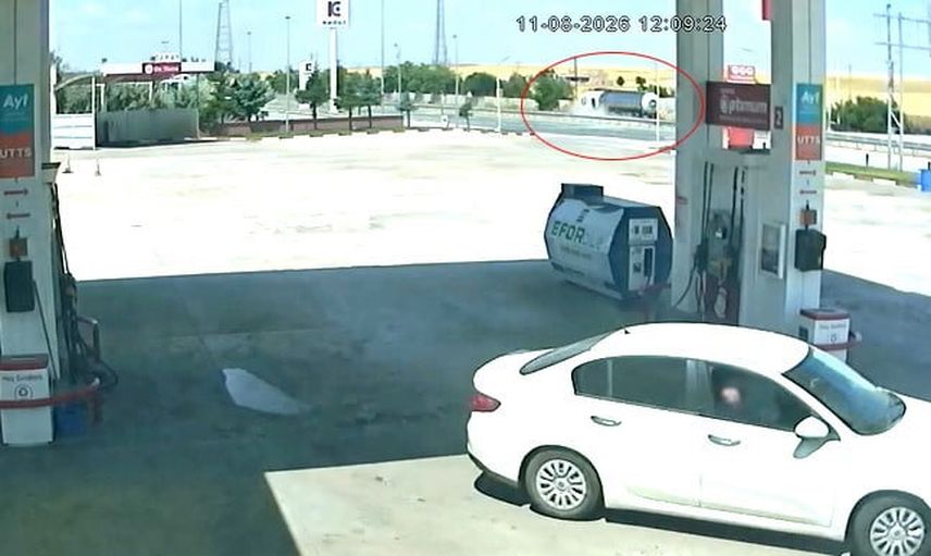 Kulu'da direksiyon başında kalp krizi geçiren tır bariyerlere çarptı