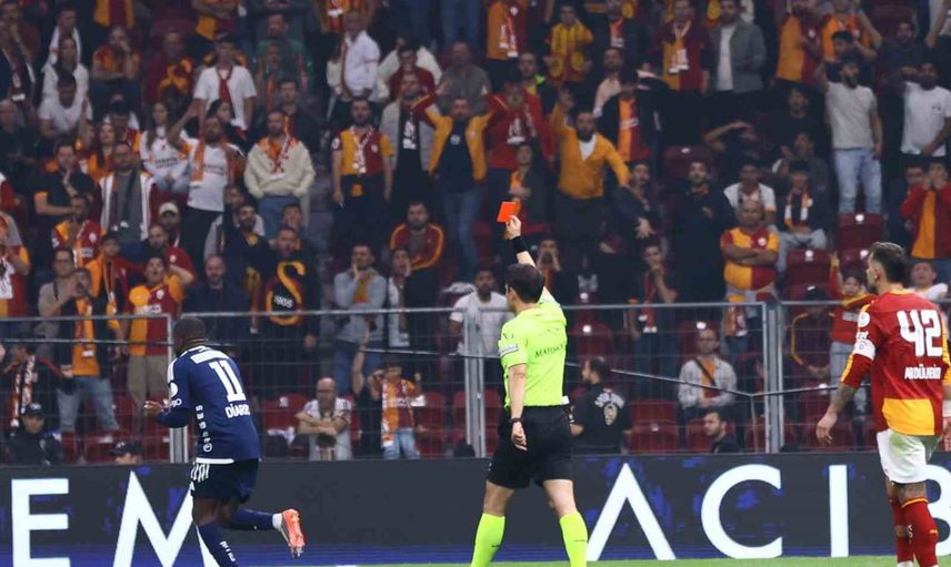 Var kararı Galatasaray'ı 10 kişi bıraktı: Torreira kırmızı kartla oyundan atıldı