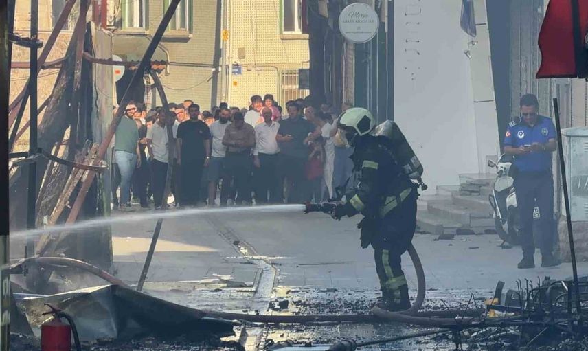 Kocaeli'de alevler konteynerden yayıldı: iki işletme zarar gördü, mahalle alarma geçti