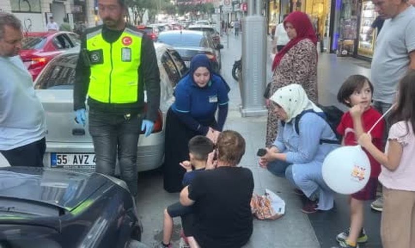 Samsun’da yol kenarındaki 5 yaşındaki çocuğa otomobilin çarpmasıyla hafif yaralanma