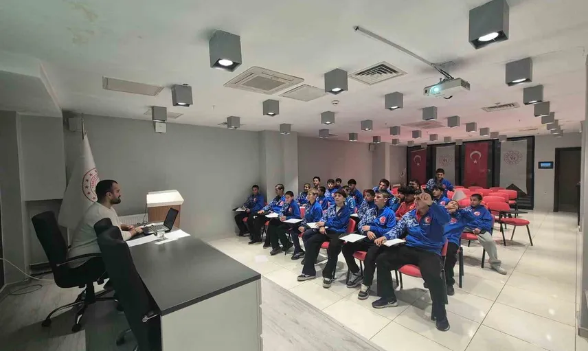Kayseri'de güreşçilerin odağını güçlendiren zihinsel performans semineri