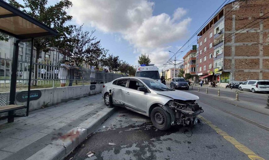 Kaldırımda yürüyenlerin üzerine çıkan araç Güngören'de 4 kişiyi yaraladı