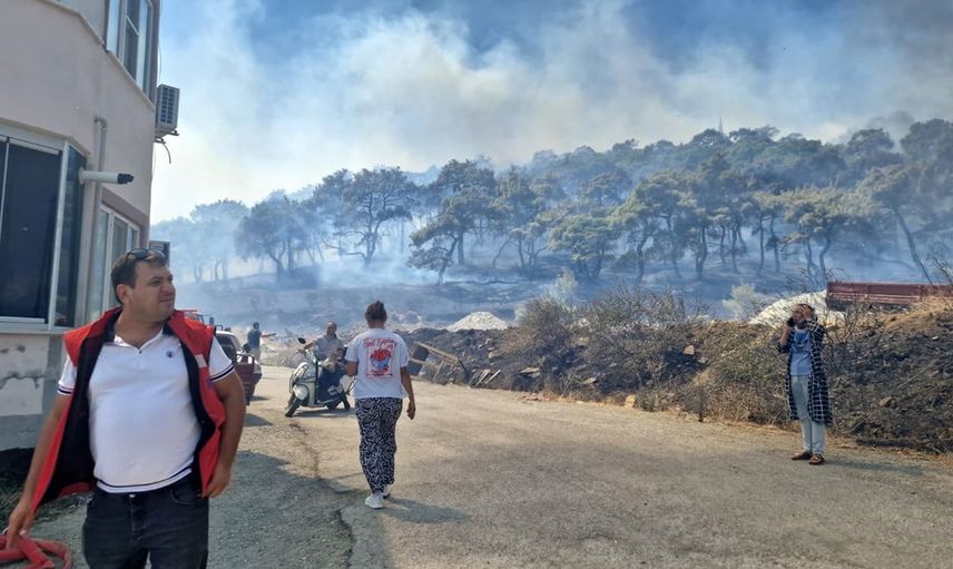 Kazdağları eteklerinde endişe: yerleşimlere yaklaşan yangına yoğun hava müdahalesi