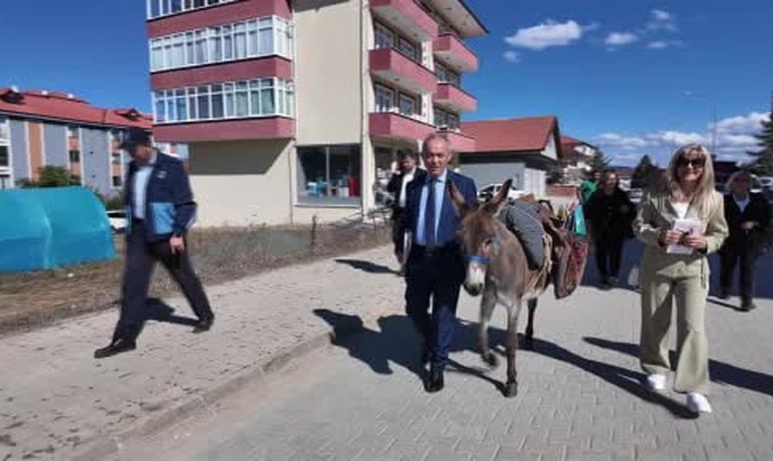 Eşeği Karakaçan'la köy köy kitap taşıyan adamın hikayesi