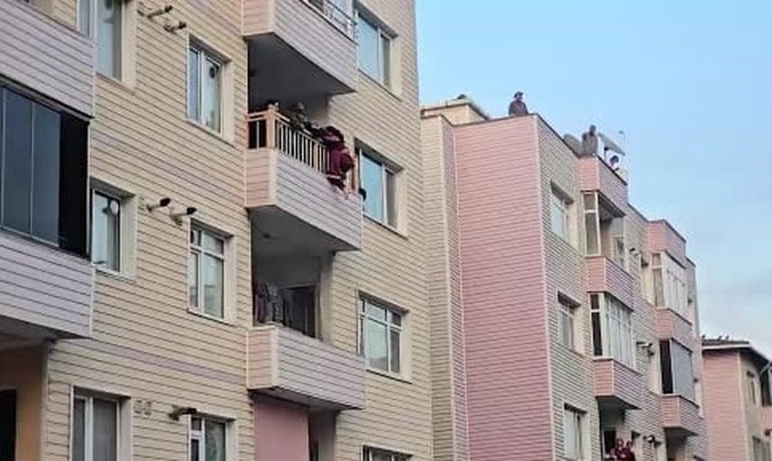 Balkonda intihar girişiminde bulunan kişi ailesinin müdahalesiyle kurtarıldı