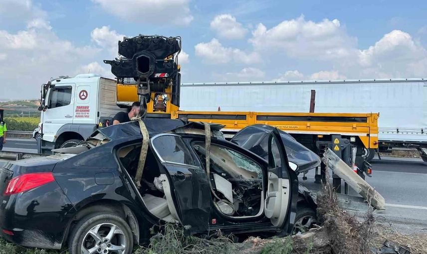 Tarsus'ta otoyolda refüje çarpan aracın sürücüsü yaşamını yitirdi
