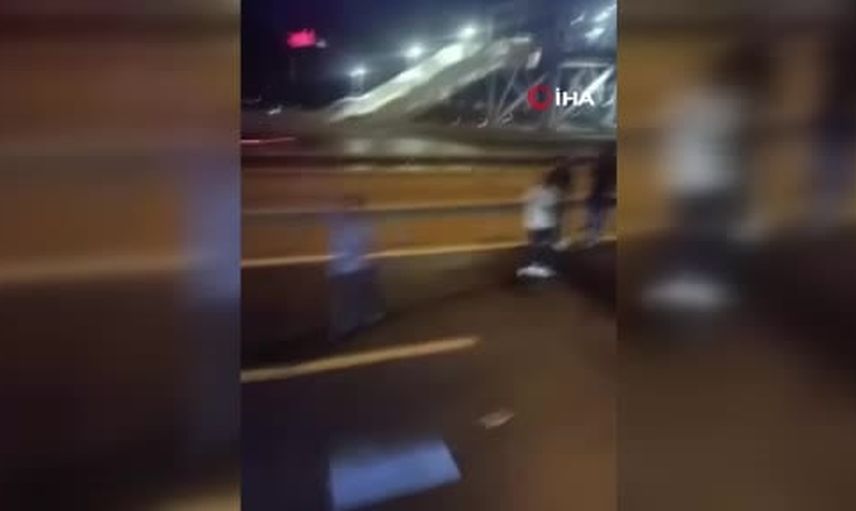 Büyükçekmece'de otomobilin İETT otobüsüne çarpması sonucu 3 kişi yaralandı, bir yolcu sıkıştı