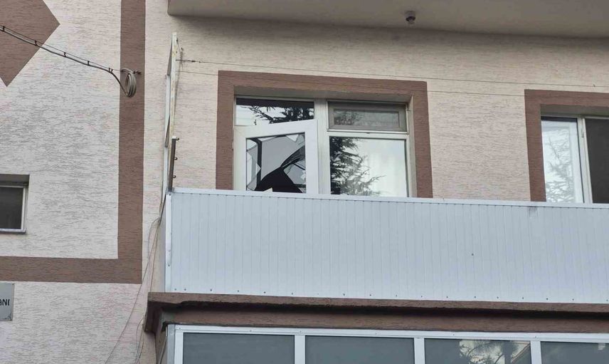 Komşuların kötü koku ihbarı sonrası itfaiye camı kırdı; evde yalnız yaşayan kişi ölü bulundu
