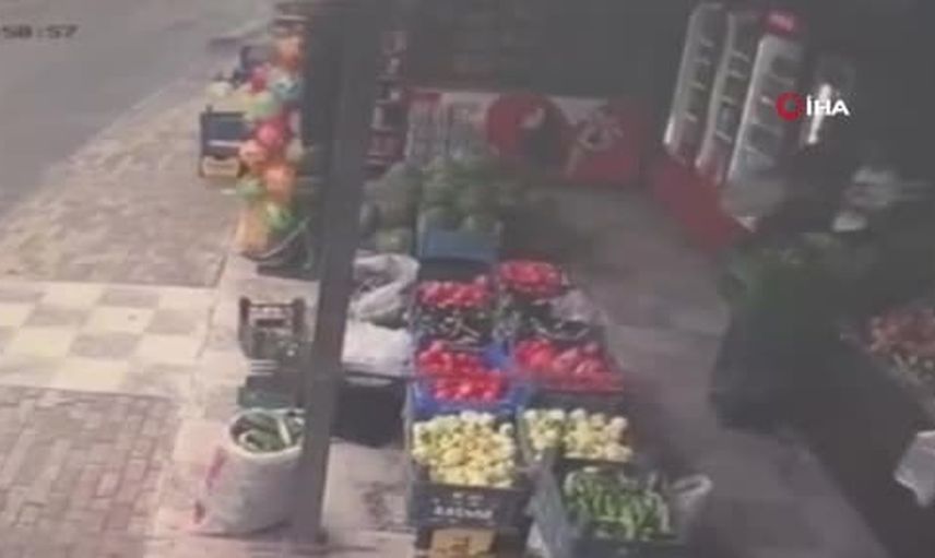 Elazığ'da bahçeye uçan minibüsün güvenlik kamerası görüntüleri