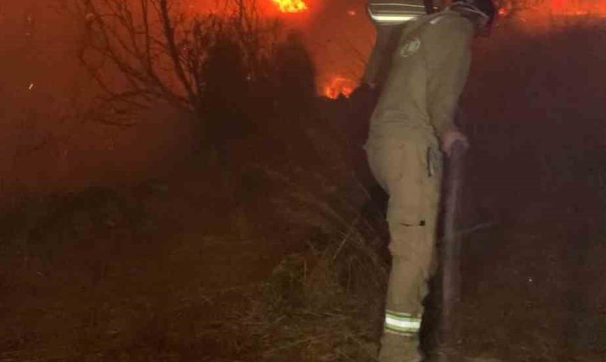 Gece müdahalesi olmadan mücadele devam ediyor: Aksu'da kara ekipleri alevlerle savaşıyor