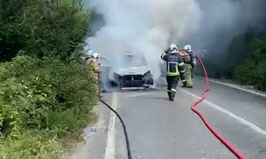 İnkumu yolunda seyir halindeki otomobil aniden tutuştu, itfaiye müdahale etti