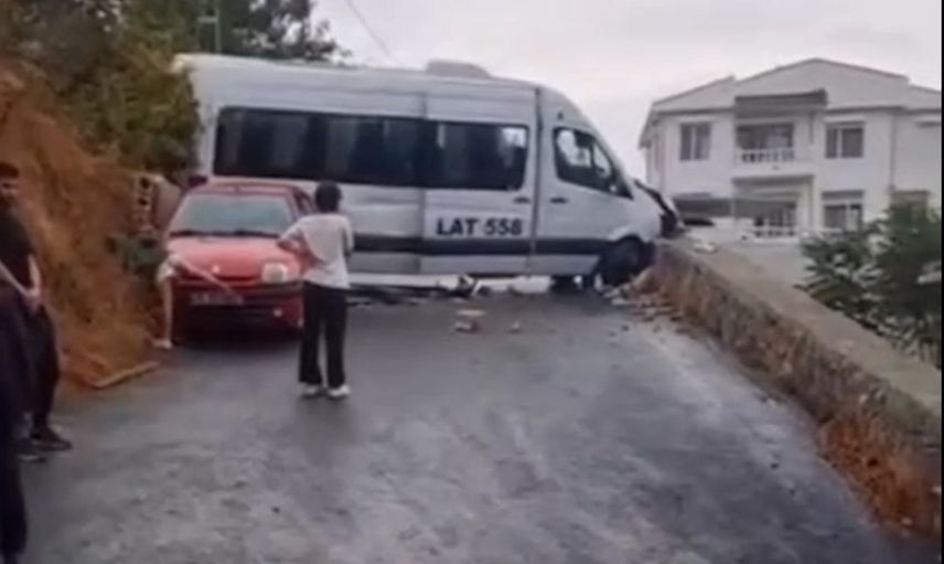 Sarıyer'de akşam servis kazası: sürücü başından yaralandı