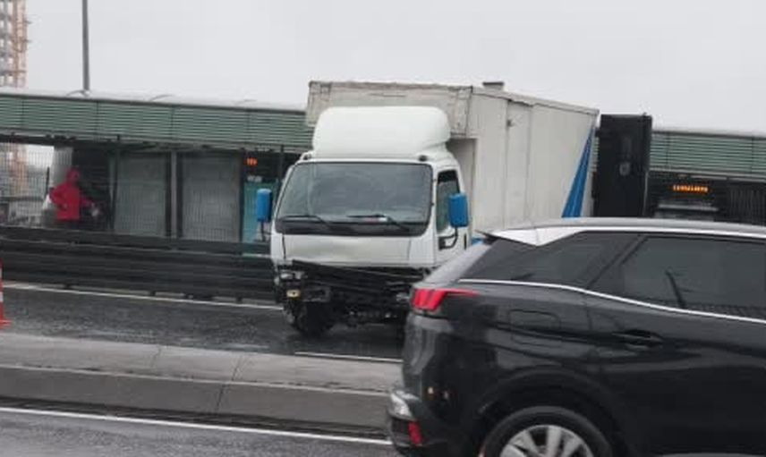 E-5'te yağmur nedeniyle bariyerlere çarpan kamyonet trafiği durma noktasına getirdi