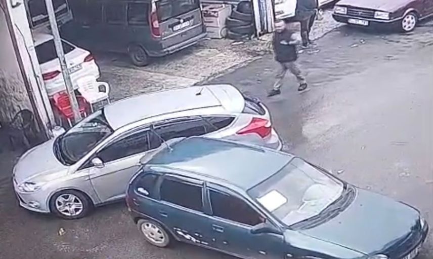 Sanayi sitesinde arızalı araç ustaya giderken kaza anı kamerada