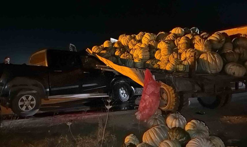 Bolu'da çarpışma tarlaya savrulan otomobil ve yola saçılan kabaklarla sonuçlandı