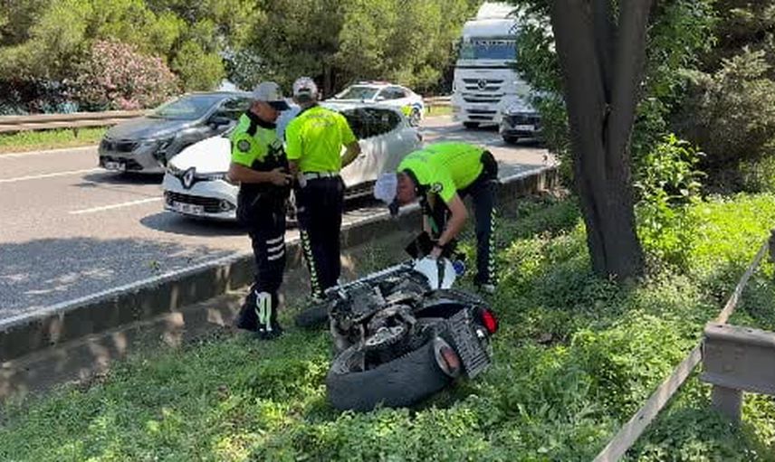 Canik'te arkadan çarpma sonrası motosiklet orta refüje savruldu