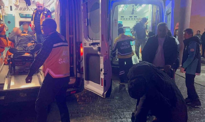 Hakkâri'de kontrolden çıkan minibüs dereye yuvarlandı, 20 düzensiz göçmen yaralandı