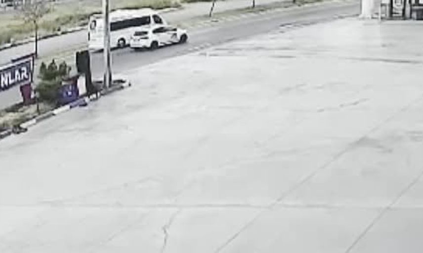 Kontrolden çıkan otomobil refüje çıkarak aydınlatma direğini devirdi