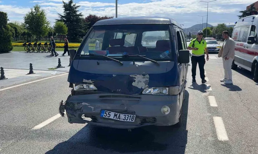 İlkadım'da panelvan minibüs arkadan çarptı, sürücü yaralandı