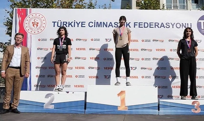 Mersin'e iki madalya getiren parkurcu Esilay Odabaşı büyükler serbestte şampiyon