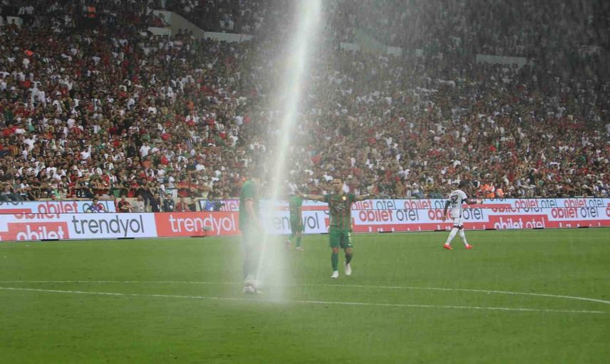 Süper Lig maçında beklenmedik mola: sulama sistemi devreye girdi