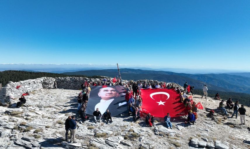 Sarıkız zirvesinde kurtuluş coşkusu: Kazdağları'nda bayrak yürüyüşü