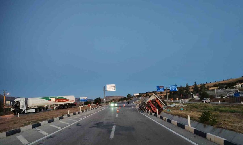Isparta yolunda kavşak çarpışması: üç kişi yaralandı