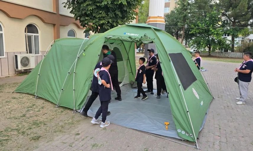 Boyabat'ta izcilere uygulamalı kamp eğitimi ekip ruhu ve çadır kurma ön plana çıktı