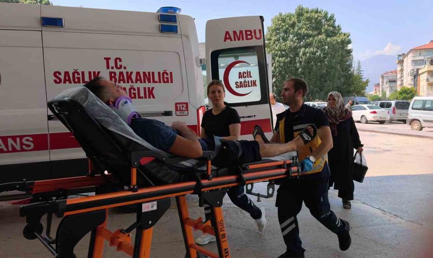 İnegöl'de öğle vakti çarpışma: iki otomobil savruldu, üç kişi yaralandı