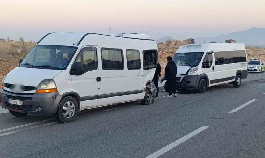 Karaman’da bekleyen işçi servisine okul servisi çarptı: sürücü hafif yaralandı