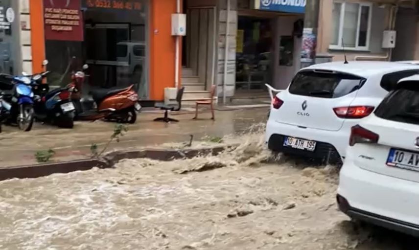 Erdek'te Hükümet Caddesi her yağmurda aynı manzarayı veriyor