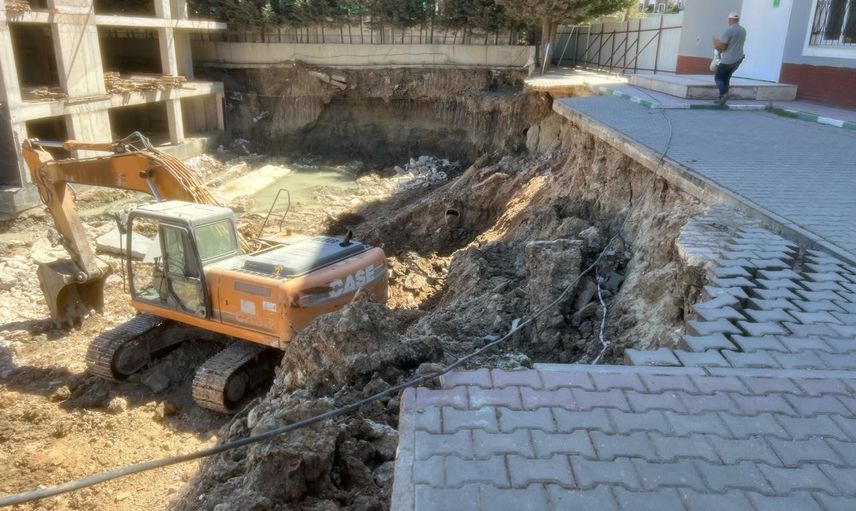 Okul bahçesinde çökme: inşaat kazısı güvenlik endişesi yarattı