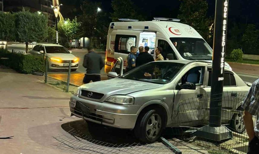 Niğde'de direksiyon hakimiyetini kaybeden sürücü refüje çıktı, yaralandı