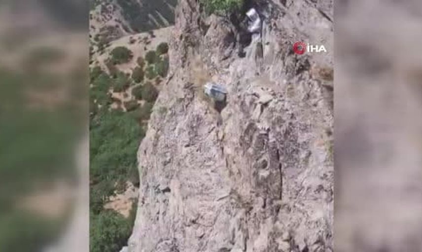 Kayalıklardan inen kovandan doğal bal: Palu'da zorlu sağım