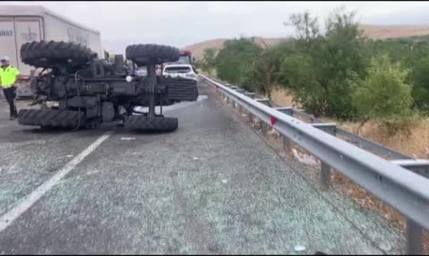 Malatya kapıkaya mevkiinde kontrolünü kaybeden traktör devrildi: bir kişi ağır yaralandı