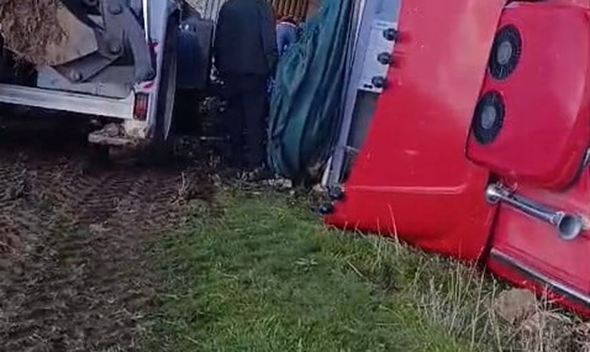 Karakoçan'da şarampole devrilen pancar yüklü tırın yükü tahliye ediliyor