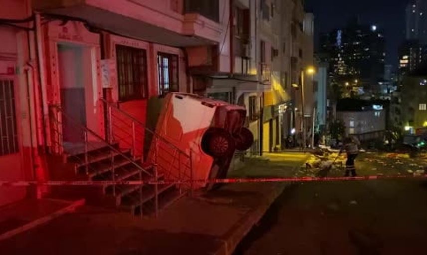 Şişli'de pazar sonrası panelvan apartman boşluğuna yuvarlandı