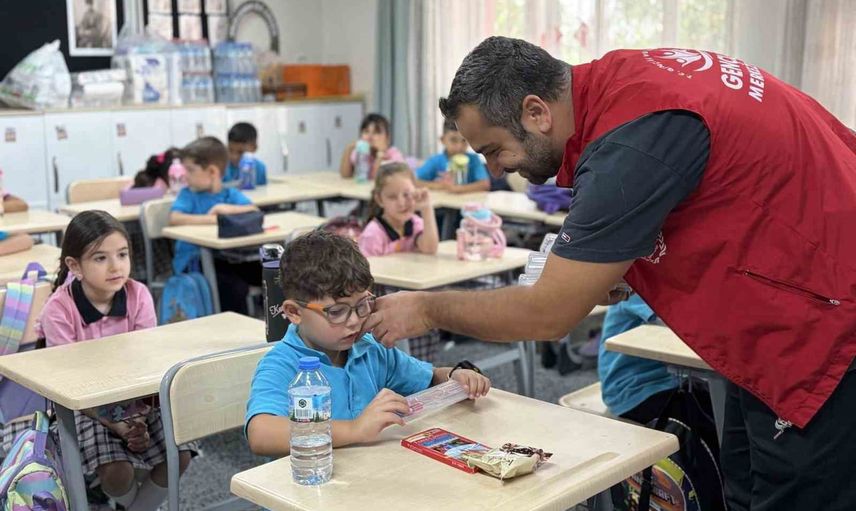 Çine'de gençlik merkezinden ilk gün sürprizi: miniklere kalem seti desteği