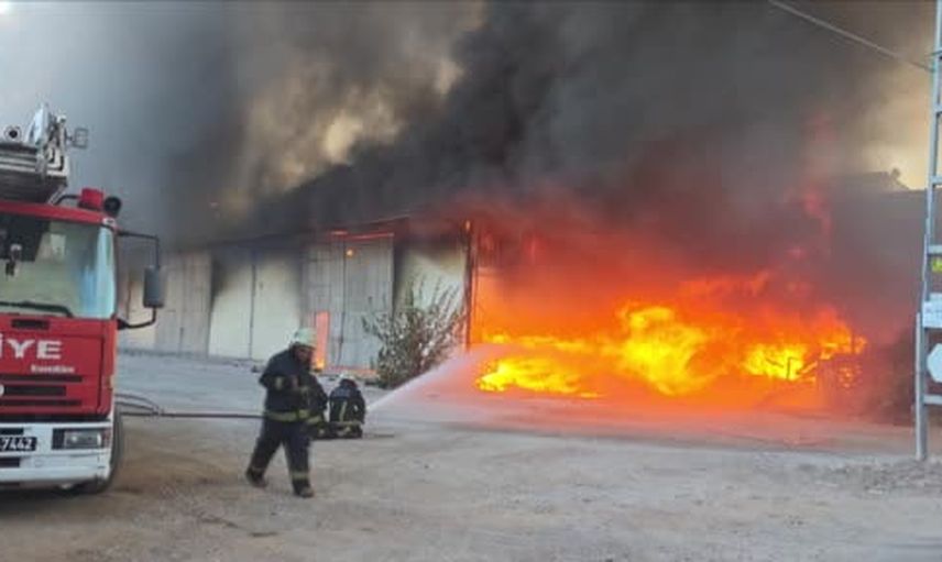 Antalya'da Yenigöl Mahallesi'nde bitişik ev ve depoda yangın sürüyor
