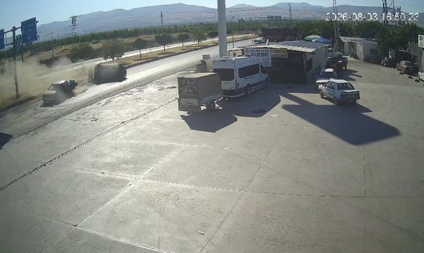 Malatya'da akaryakıt istasyonundan çıkan pikapla çarpışan otomobil devrildi, 3 kişi yaralandı