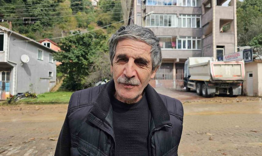 Heyelanın sürüklediği toprak evin girişini kapattı, elektrik hattı koptu