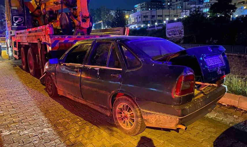 Park halindeki vince çarpan otomobilde sürücü yaralandı